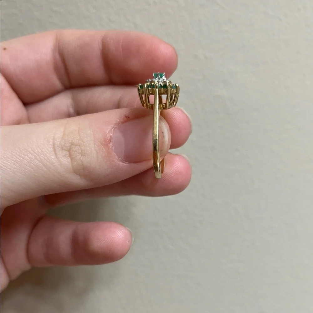 Vintage emerald and diamond 10k flower ring - Picture 3 of 12